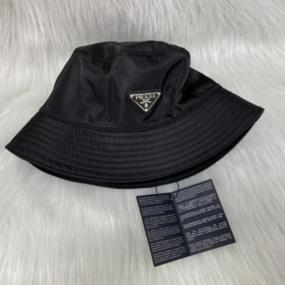 Fashionable bucket hat - Picture 1 of 3